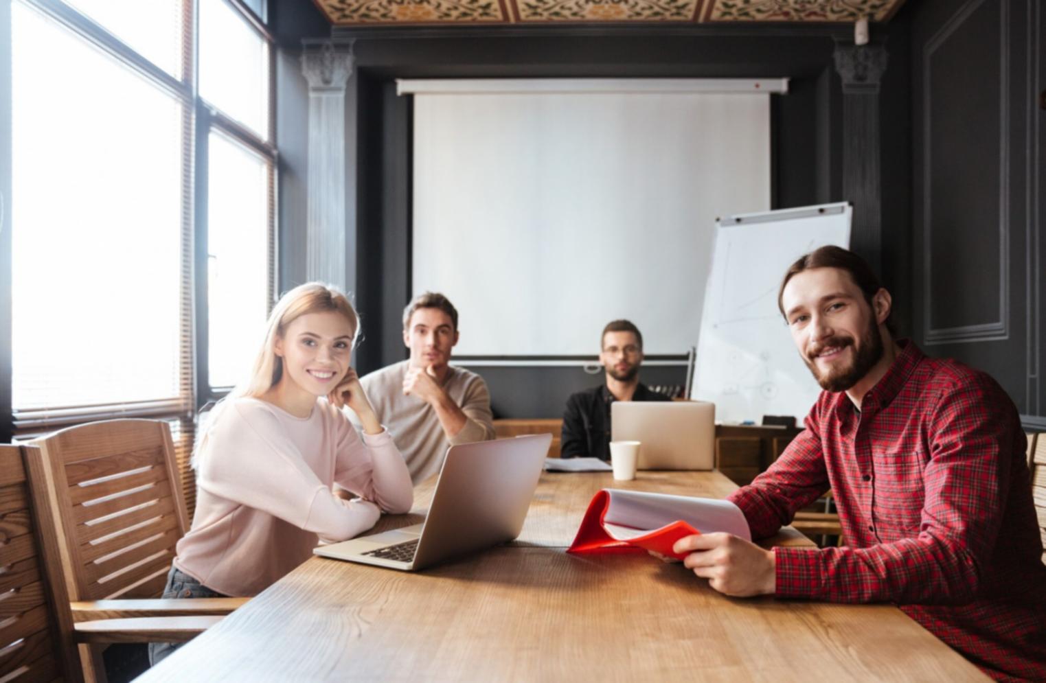 Gruppe von Teilnehmern diskutiert Finanzstrategien